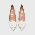 Cargue la imagen en el visor de la galería, FANCY FLOWER PUMP HUESO
