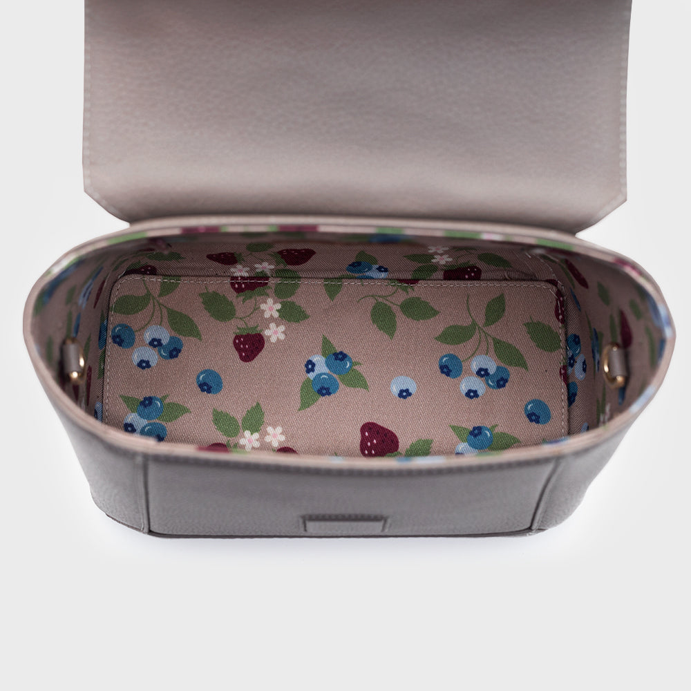 FLAP HANDBAG STRAWBERRY SUNDAE MARRÓN