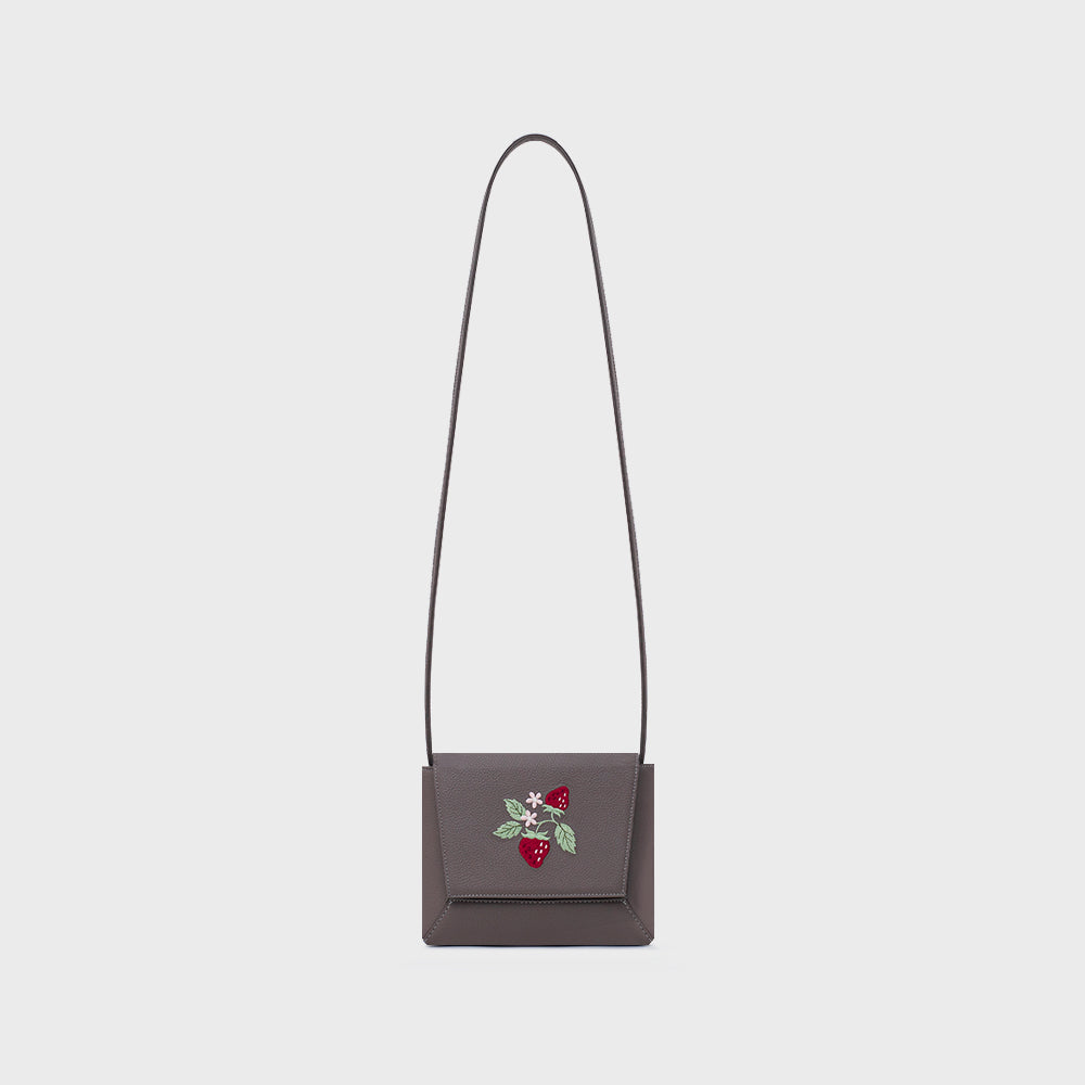 FLAP HANDBAG STRAWBERRY SUNDAE MARRÓN