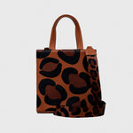 Load image into Gallery viewer, SQUARE TOTE BAG KAT MARRÓN
