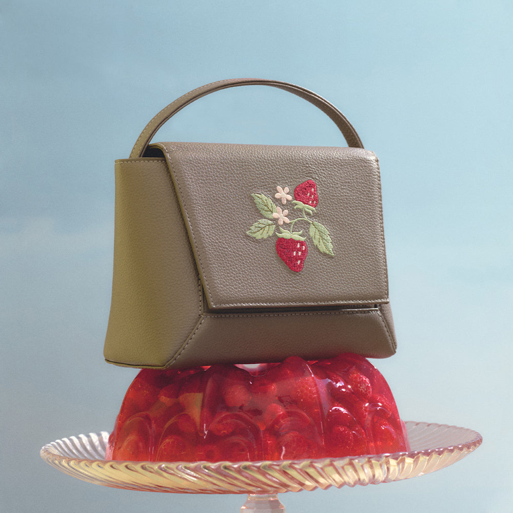 FLAP HANDBAG STRAWBERRY SUNDAE MARRÓN